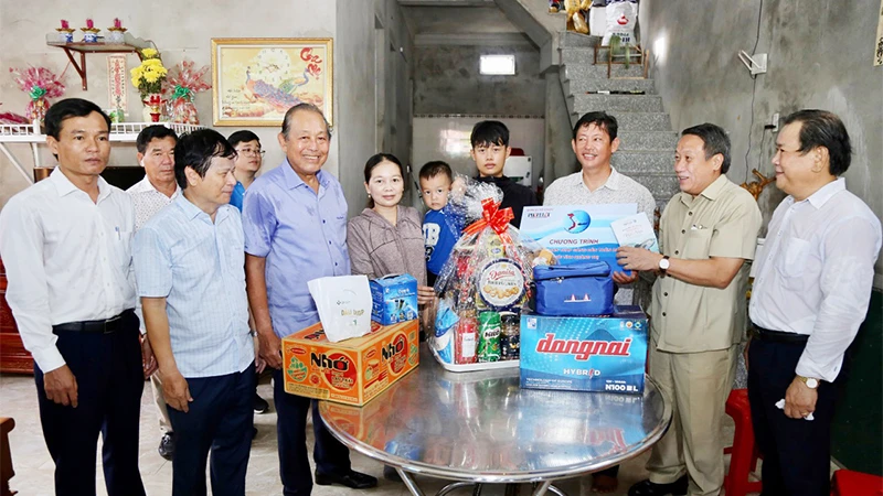 Đồng chí Trương Hòa Bình cùng đại diện lãnh đạo các cơ quan Trung ương, địa phương và Ban tổ chức tặng quà động viên gia đình ngư dân có hoàn cảnh khó khăn ở huyện Gio Linh.