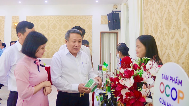 Phó Chủ tịch Thường trực Ủy ban nhân dân tỉnh Quảng Trị Hà Sỹ Đồng thăm các gian hàng trưng bày, quảng bá sản phẩm OCOP vừa được công nhận.