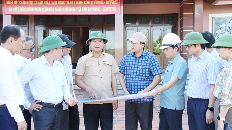 Đồng chí Võ Văn Hưng kiểm tra tiến độ thực hiện Dự án thành phần 1, Khu lưu niệm Tổng Bí thư Lê Duẩn.
