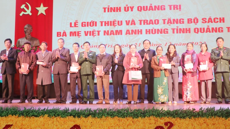 Trao tặng bộ sách “Bà mẹ Việt Nam Anh hùng tỉnh Quảng Trị” cho đại diện thân nhân Bà mẹ Việt Nam Anh hùng tỉnh Quảng Trị. 