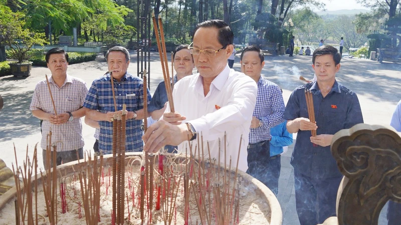 Phó Chủ tịch Quốc hội Thượng tướng Trần Quang Phương và lãnh đạo tỉnh Quảng Trị dâng hương các anh hùng liệt sĩ tại Nghĩa trang Liệt sĩ quốc gia Trường Sơn .