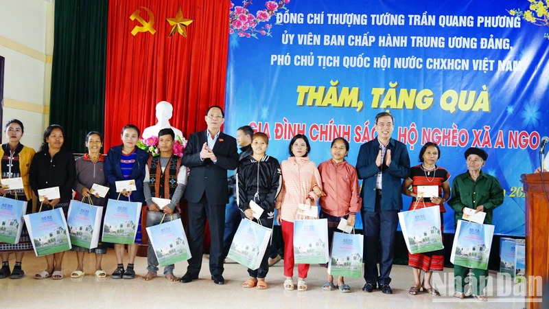 Phó Chủ tịch Quốc hội Trần Quang Phương và lãnh đạo tỉnh Quảng Trị tặng quà Tết cho các gia đình chính sách ở xã A Ngo, huyện Đakrông.