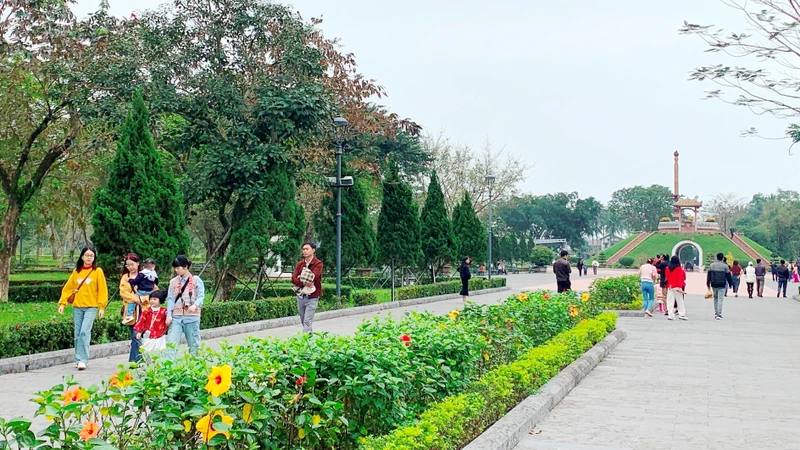 Di tích quốc gia đặc biệt Thành cổ Quảng Trị đón lượng đông du khách trong và ngoài nước đến thăm dịp đầu năm mới.