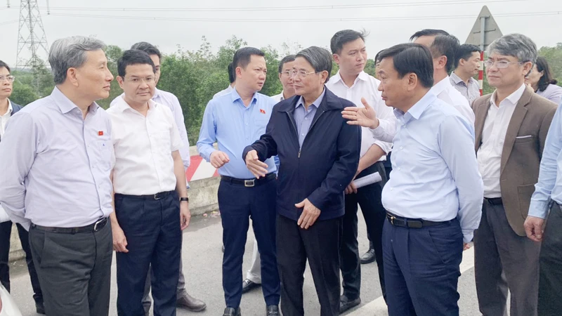 Phó Chủ tịch Quốc hội Nguyễn Đức Hải cùng Đoàn giám sát của Quốc hội khảo sát trên tuyến cao tốc Cam Lộ-La Sơn.