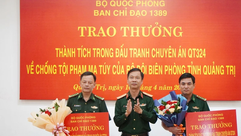 Thiếu tướng Nguyễn Thanh Huy, Cục trưởng Cục Điều tra hình sự Bộ Quốc phòng trao tiền thưởng 40 triệu đồng cho mỗi đơn vị tham gia phá án.