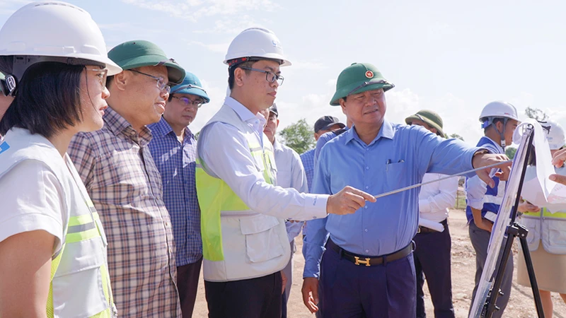 Đồng chí Võ Văn Hưng cùng đoàn công tác kiểm tra tiến độ triển khai Dự án Khu công nghiệp Quảng Trị tại huyện Hải Lăng.