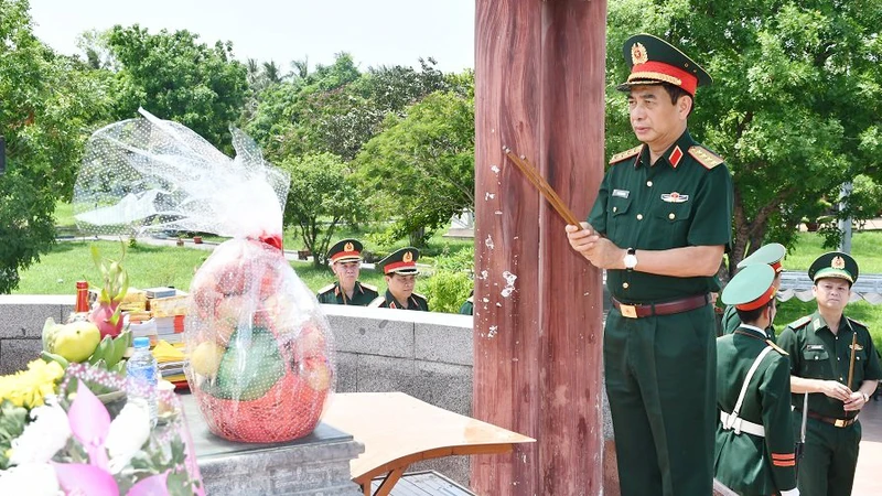 Đại tướng, Bộ trưởng Quốc phòng Phan Văn Giang kính dâng hương tri ân các Anh hùng liệt sĩ tại Di tích quốc gia đặc biệt Thành Cổ Quảng Trị.