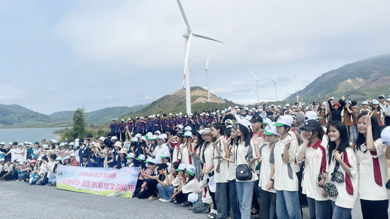 Đoàn học sinh Trường trung học phổ thông Bùi Dục Tài trải nghiệm nhà máy điện gió Hướng Linh. 