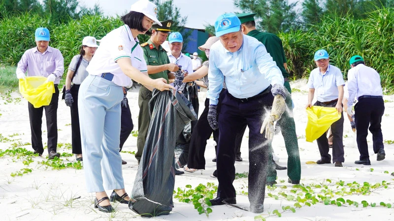 Phó Chủ tịch Thường trực Ủy ban nhân dân tỉnh Quảng Trị Hà Sỹ Đồng cùng các đại biểu và người dân địa phương tham gia vệ sinh, dọn sạch rác tại xã Vĩnh Thái, huyện Vĩnh Linh.