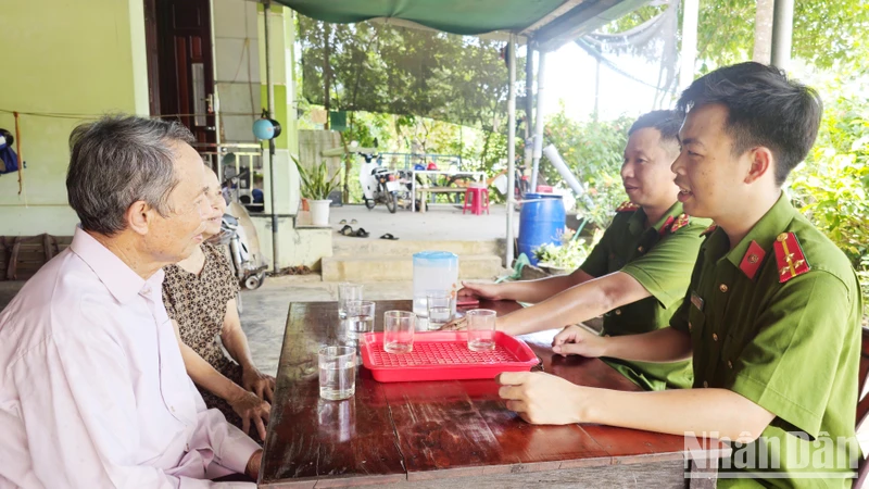 Thượng úy Nguyễn Đăng Thiện cùng đồng đội trao đổi với ông Lê Dục về kết quả mô hình phòng ngừa, giáo dục người chưa thành niên vi phạm pháp luật. 