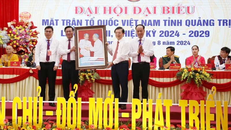 Phó Chủ tịch Ủy ban Trung ương MTTQ Việt Nam Nguyễn Hữu Dũng tặng bức tranh lưu niệm cho Ủy ban mặt trận Tổ quốc Việt Nam Việt Nam tỉnh Quảng Trị khóa XIII, nhiệm kỳ 2024-2029.