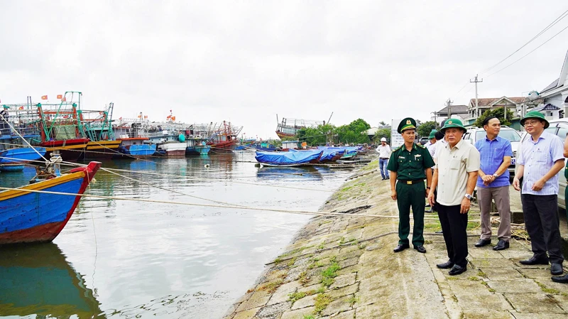 Phó Chủ tịch Thường trực UBND tỉnh Hà Sỹ Đồng kiểm tra công tác ứng phó thiên tai tại khu neo đậu tránh trú bão Nam Cửa Việt.