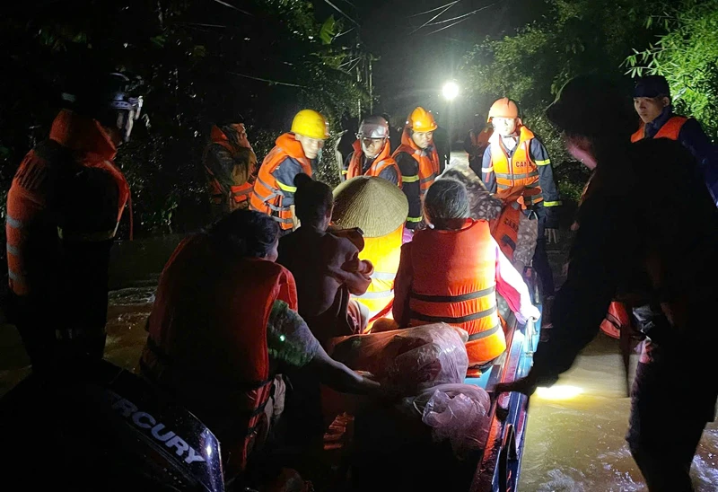 Trong đêm, Công an Quảng Trị kịp thời đưa người dân đến nơi an toàn trong mưa lũ. 