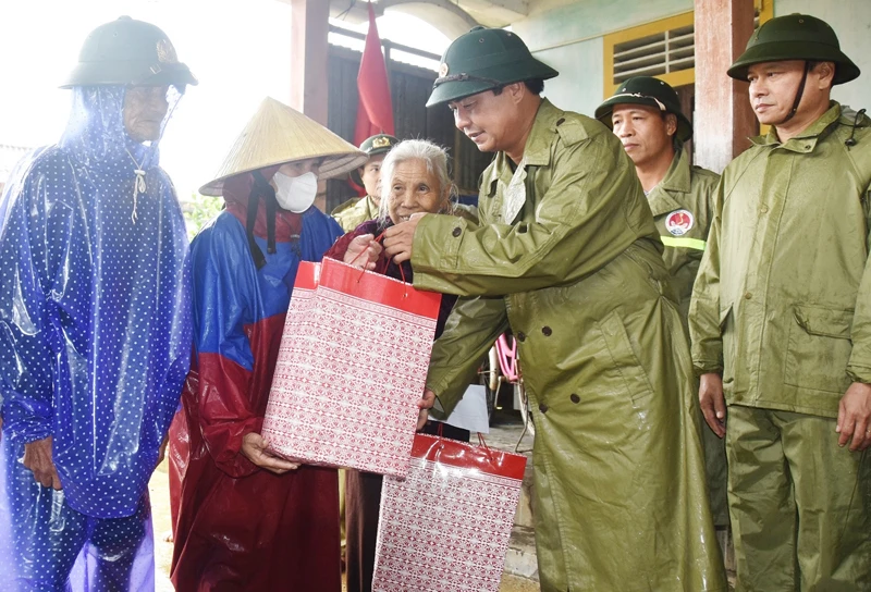 Đồng chí Võ Văn Hưng trao quà hỗ trợ người dân có hoàn cảnh đặc biệt khó khăn ở xã Vĩnh Lâm.