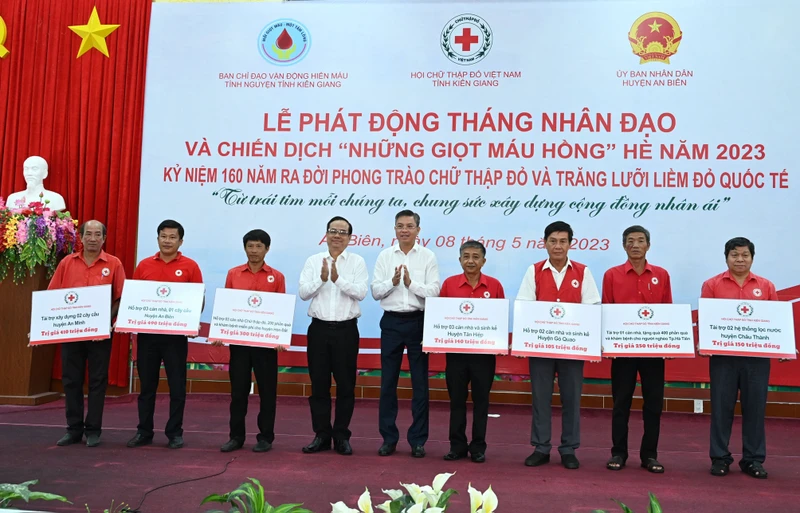 Lãnh đạo tỉnh Kiên Giang trao bảng tượng trưng của Hội Chữ thập đỏ tỉnh Kiên Giang hỗ trợ các địa phương xây nhà chữ thập đỏ, quà và khám bệnh miễn phí. 