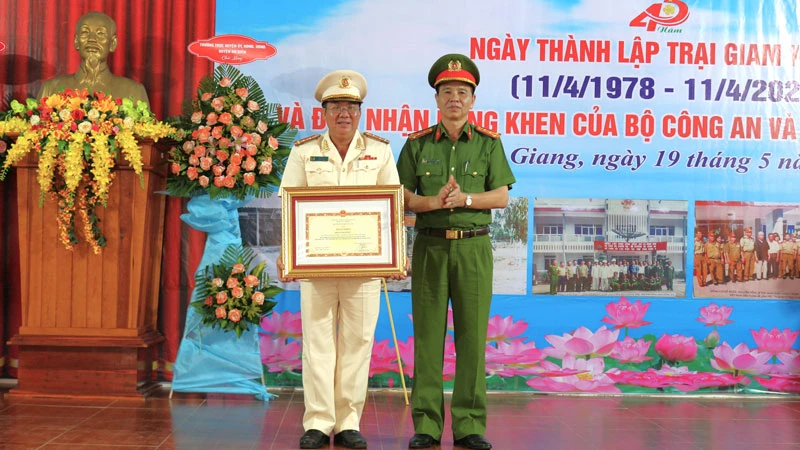 Đại tá Nguyễn Văn Tuấn (phải), Phó Cục trưởng Cục Cảnh sát quản lý trại giam, cơ sở giáo dục bắt buộc, trường giáo dưỡng (Bộ Công an) trao bằng khen của Bộ trưởng Công an cho đại diện tập thể Trại giam Kênh 7. (Ảnh: VĂN VŨ)