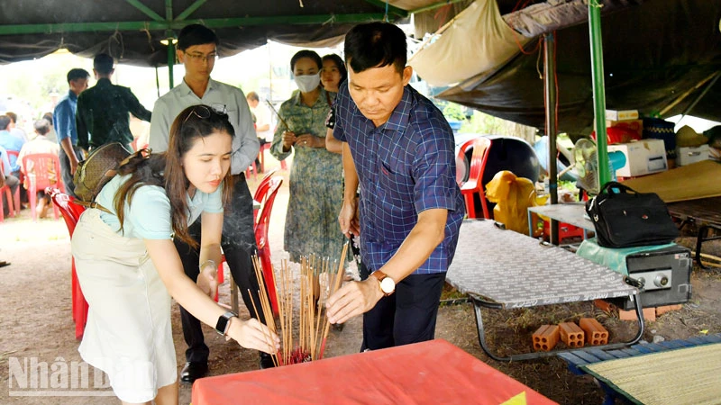 Thành viên Đoàn công tác tỉnh Kiên Giang thắp hương phần hài cốt liệt sĩ do Đội K92 tìm kiếm, quy tập trên nước bạn Campuchia.