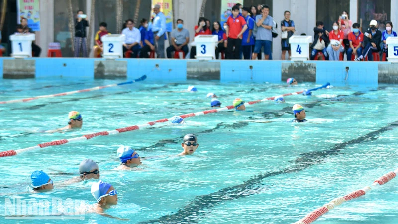 Trẻ em trình diễn bơi sau lễ khai mạc hè tỉnh Kiên Giang năm 2023.