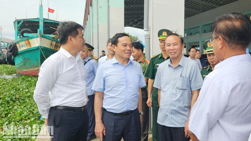 Phó Thủ tướng Trần Lưu Quang thị sát tại Cảng cá Tắc Cậu, huyện Châu Thành, tỉnh Kiên Giang. 