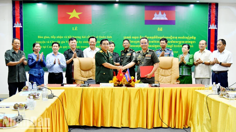 Đại diện Ban Chuyên trách tỉnh Kiên Giang và Ban Chuyên trách tỉnh Kampot (Vương quốc Campuchia) ký biên bản bàn giao hài cốt liệt sĩ. 
