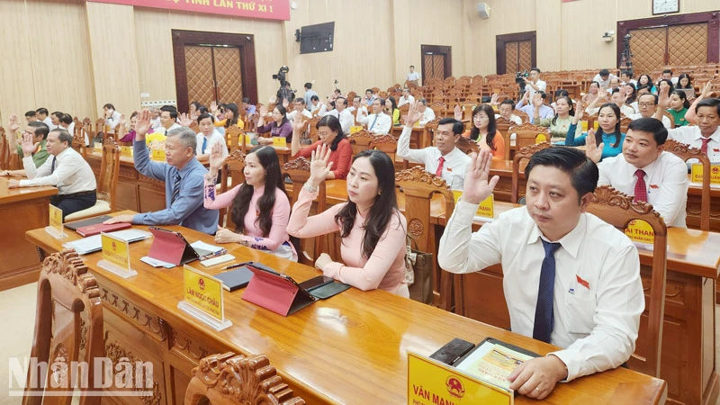 Đại biểu Hội đồng nhân dân tỉnh Kiên Giang thông qua nghị quyết tại kỳ họp thứ 17.