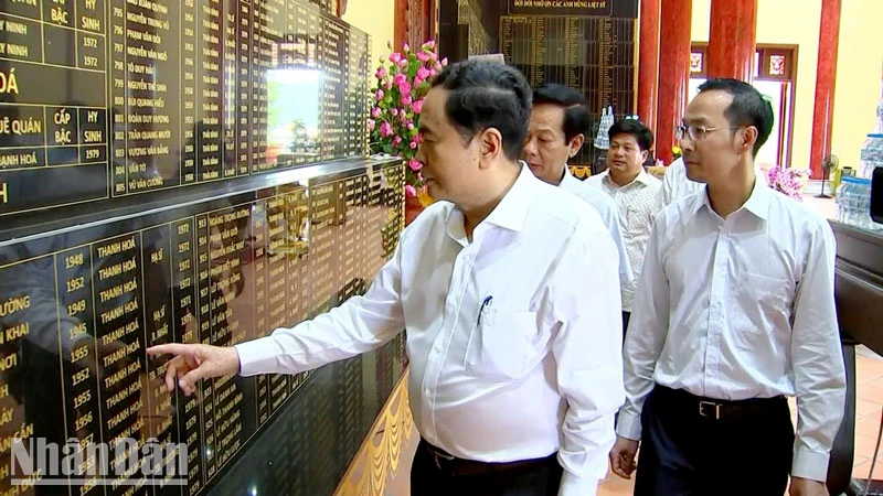 Phó Chủ tịch Thường trực Quốc hội Trần Thanh Mẫn thăm bia ghi danh các anh hùng, liệt sĩ tại Nghĩa trang liệt sĩ thành phố Phú Quốc, tỉnh Kiên Giang.