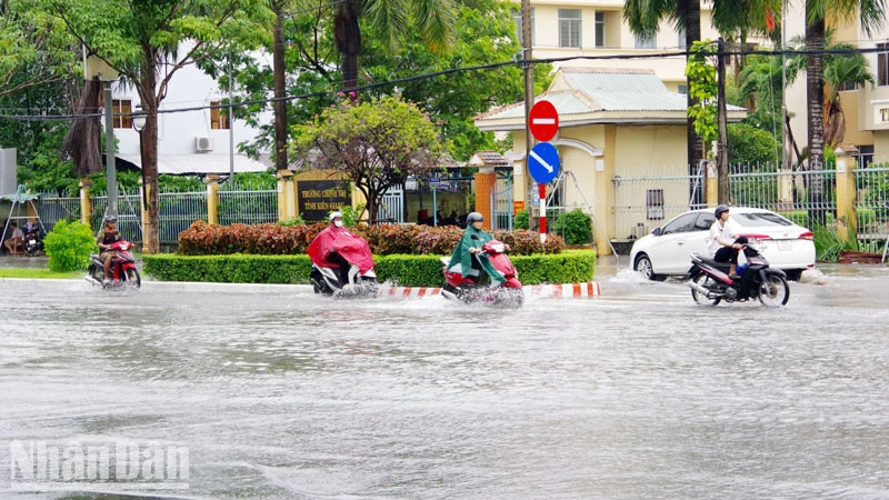 Nhiều tuyến lộ trong nội ô thành phố Rạch Giá, tỉnh Kiên Giang bị ngập cục bộ. 