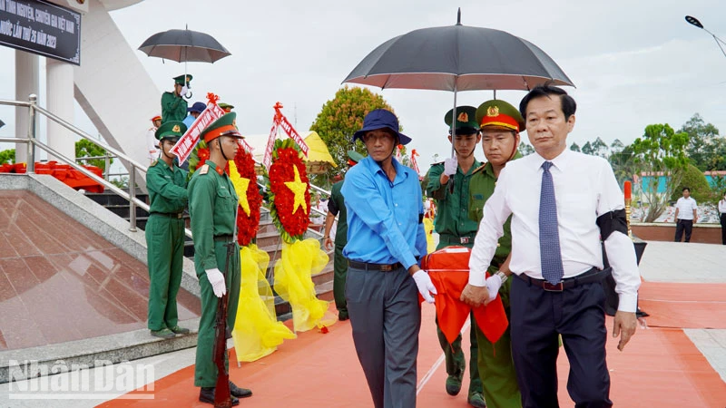 Lãnh đạo tỉnh Kiên Giang thực hiện nghi thức an táng tại Nghĩa trang liệt sĩ huyện Hòn Đất, tỉnh Kiên Giang. 