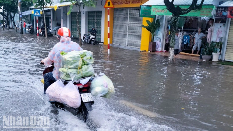 Tuyến đường chính Nguyễn Trung Trực, thành phố Rạch Giá ngập sâu trong biển nước.