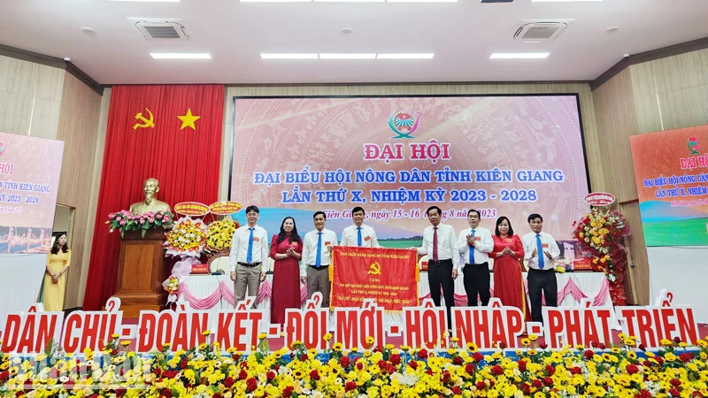Bí thư Tỉnh ủy Kiên Giang Đỗ Thanh Bình (thứ tư, từ phải qua) trao bức trướng chúc mừng Đại hội.