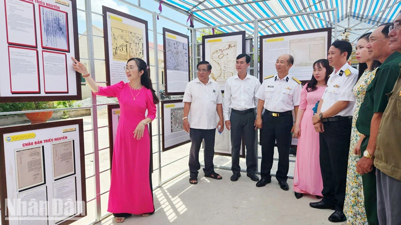 Đại biểu được giới thiệu ảnh triển lãm bản đồ và tư liệu về chủ quyền Hoàng Sa, Trường Sa của Việt Nam. 