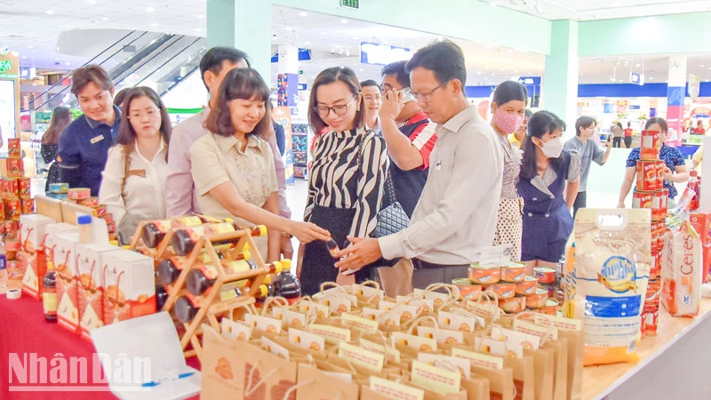 Người dân tham quan, chọn mua sản phẩm tại khu trưng bày giới thiệu sản phẩm đặc trưng Kiên Giang.