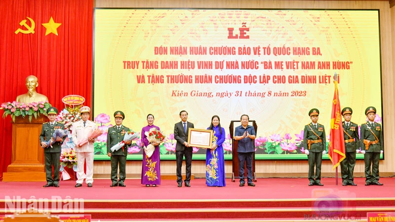 Đại diện Đảng bộ, chính quyền, nhân dân và lực lượng vũ trang tỉnh Kiên Giang nhận Huân chương Bảo vệ Tổ quốc hạng Ba.