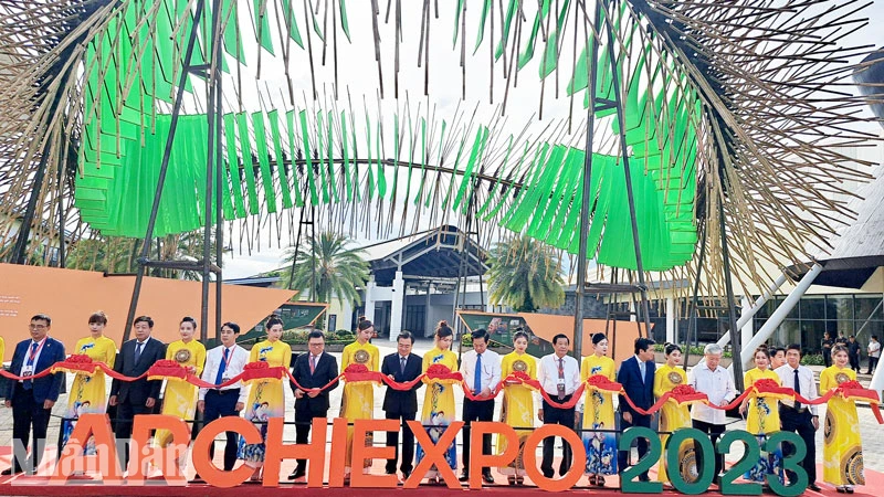 Lãnh đạo Trung ương, tỉnh Kiên Giang và khách mời cắt băng khai mạc triển lãm Kiến trúc Hội nhập và Phát triển năm 2023 với chủ đề “Kiến trúc - tạo lập không gian bền vững cho cộng đồng”.