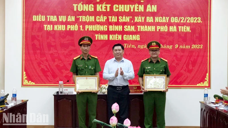Lãnh đạo Ủy ban nhân dân thành phố Hà Tiên trao bằng khen của Chủ tịch Ủy ban nhân dân tỉnh Kiên Giang cho các cá nhân. (Ảnh: Công an cung cấp)