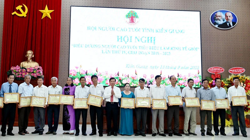 Lãnh đạo Sở Lao động-Thương binh và Xã hội tỉnh Kiên Giang trao bằng khen của Ủy ban nhân dân tỉnh cho người cao tuổi tiêu biểu làm kinh tế giỏi tỉnh Kiên Giang, giai đoạn 2018-2023.