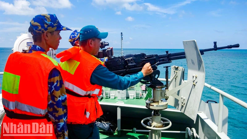 Cán bộ, chiến sĩ Hải đội Dân quân thường trực tỉnh Kiên Giang thực hành huấn luyện các nội dung trên biển.