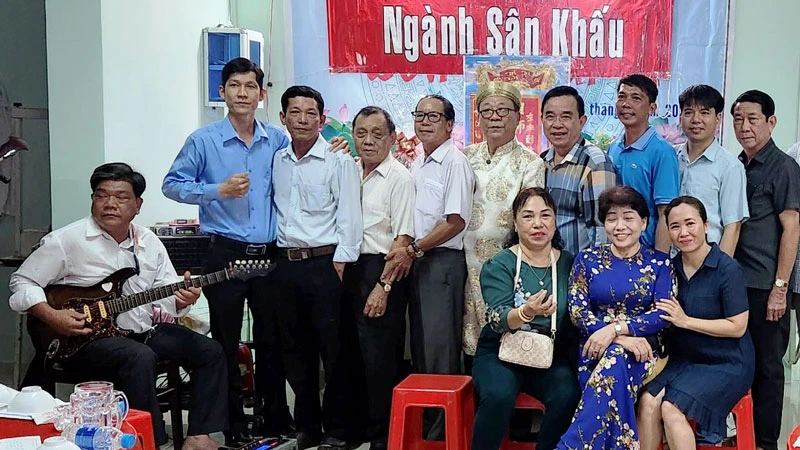 Câu lạc bộ Đờn ca tài tử thành phố Rạch Giá, tỉnh Kiên Giang tổ chức giỗ tổ kỷ niệm Ngày Sân khấu Việt Nam.
