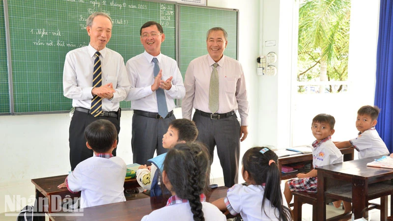 Ông Ono Masuo (bìa trái), Tổng Lãnh sự Nhật Bản tại Thành phố Hồ Chí Minh cùng lãnh đạo địa phương thăm lớp học tại Trường tiểu học Ngọc Chúc 1, xã Ngọc Chúc, huyện Giồng Riềng, tỉnh Kiên Giang. 