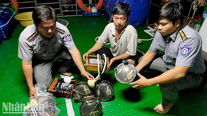 Lực lượng Kiểm ngư Kiên Giang phát hiện 1 tàu cá chở 7 thiết bị giám sát hành trình cho các tàu cá khác. 