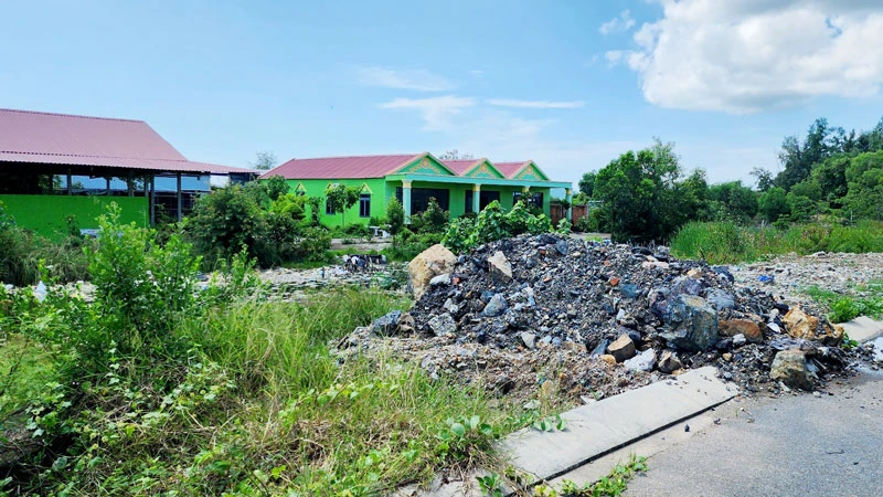 Các căn nhà ông Lý Thanh Giàu xây dựng trên phần đất bao chiếm của ông Trần Quốc Tuấn và bà Nguyễn Thị Mỹ Lệ. 