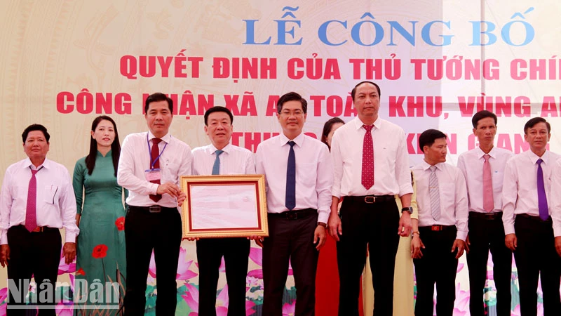 Lãnh đạo tỉnh Kiên Giang trao Quyết định của Thủ tướng Chính phủ công nhận xã An toàn khu, vùng An toàn khu thuộc tỉnh Kiên Giang.