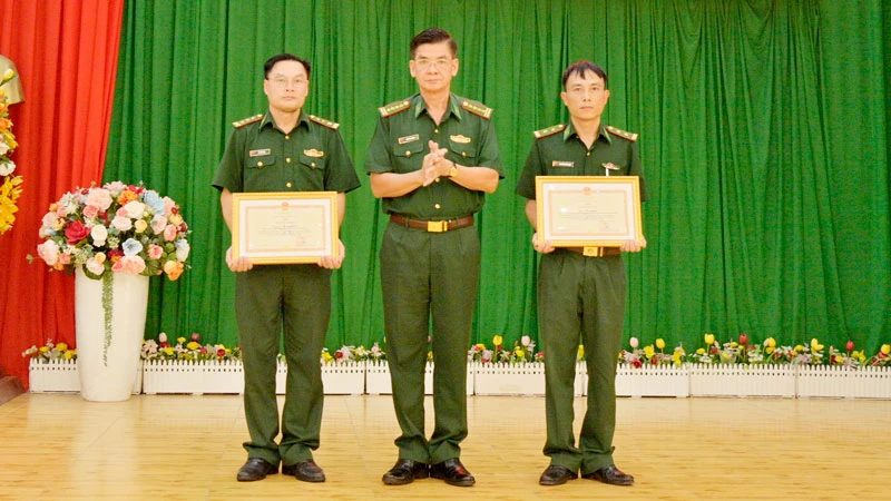 Đại tá Huỳnh Văn Đông, Chính ủy Bộ đội Biên phòng tỉnh Kiên Giang trao bằng khen của Chính ủy Bộ đội Biên phòng cho các tập thể và cá nhân.