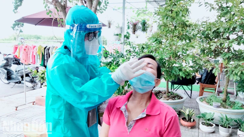 Lực lượng y tế tổ chức xét nghiệm cho người dân trên địa bàn thành phố Rạch Giá.