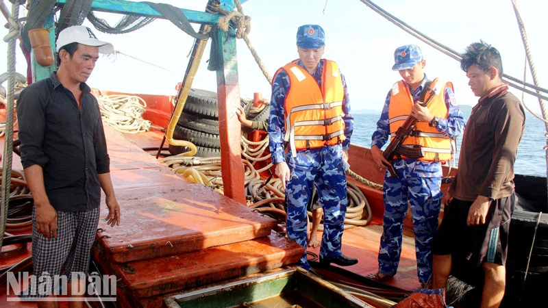 Lực lượng Bộ Tư lệnh Vùng Cảnh sát biển 4 kiểm tra tàu vận chuyển dầu trái phép.