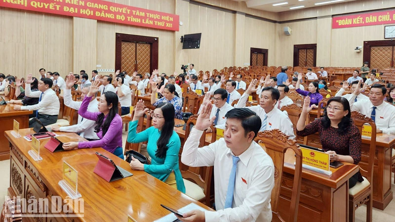 Các đại biểu biểu quyết thông qua 14 Nghị quyết của Hội đồng nhân dân tỉnh Kiên Giang tại Kỳ họp thứ 18, sáng ngày 10/11/2023. 