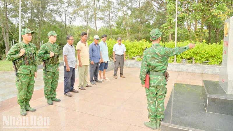 Bộ đội Biên phòng Kiên Giang tuyên truyền vận động người dân tuyến biên giới tham gia bảo vệ cột mốc, đường biên.