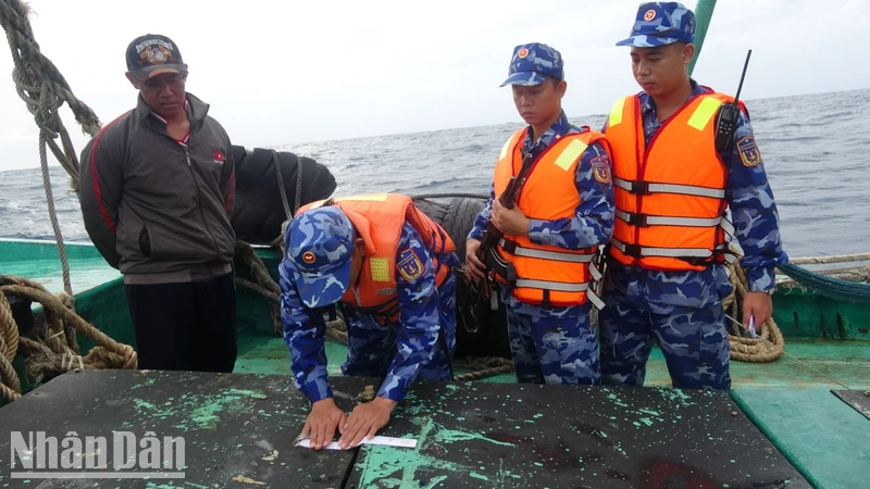 Lực lượng thuộc Bộ Tư lệnh Vùng Cảnh sát biển 4 niêm phong tàu vi phạm.