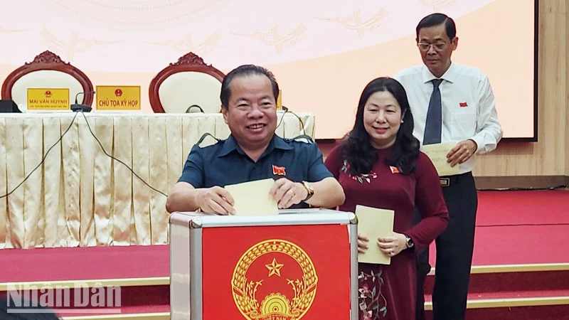Đại biểu Hội đồng nhân dân tỉnh Kiên Giang thực hiện việc bỏ phiếu tín nhiệm. 