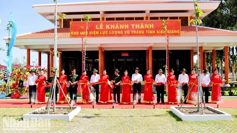 Các đồng chí nguyên lãnh đạo Đảng, Nhà nước, Quân khu 9 và tỉnh Kiên Giang cắt băng khánh thành Khu lưu niệm lực lượng vũ trang tỉnh Kiên Giang.